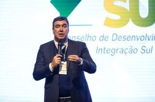 Governador Eduardo Riedel (PSDB) discursando em evento do Codesul, em Porto Alegre. (Foto: Gustavo Mansur/Palácio Piratini)