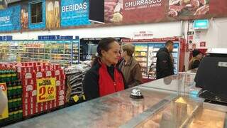 Deilde Maria na fila da carne vendo o preço da picanha (Foto: Izabela Cavalcanti)