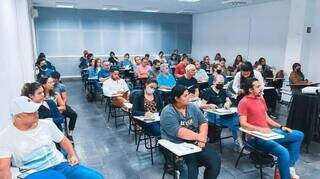 Grupo de alunos assiste à aula sobre empreendedorismo. (Foto: Reprodução/Sejuv)