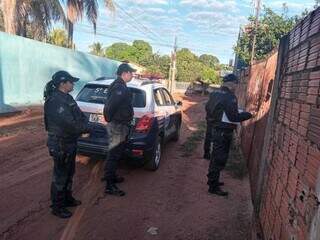 Equipe da Polícia Militar em uma das casas visitadas nesta sexta-feira. (Foto: Sidney Assis)