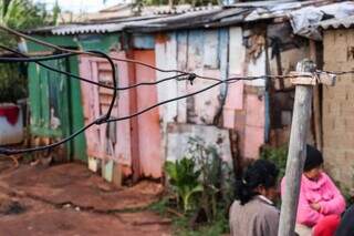 Vila é composta por casas de alvenaria e barracos de madeira. Moradores aguardam por regularização fundiária. (Foto: Henrique Kawaminami)