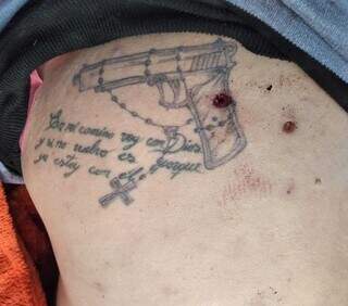 Tatuagem e perfurações de tiro no corpo de Marcio Sánchez, o “Aguacate” (Foto: Direto das Ruas)
