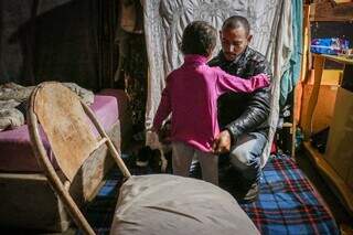 Contra o frio, fam&iacute;lias improvisam isolamento t&eacute;rmico e faltam cobertores