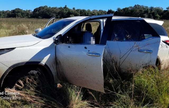 Dois homens s&atilde;o fuzilados dentro de SUV de luxo a 20 km de MS