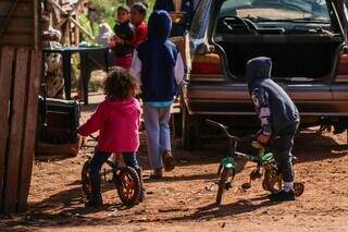 Contra o frio, fam&iacute;lias improvisam isolamento t&eacute;rmico e faltam cobertores