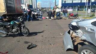 Motociclista atingido pelo Chevrolet Onix no chão da Rua Ceará. (Foto: Izabela Cavalcanti)