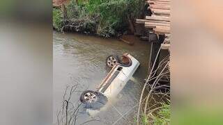 Caminhonete ficou submersa após o acidente. (Foto: Reprodução)