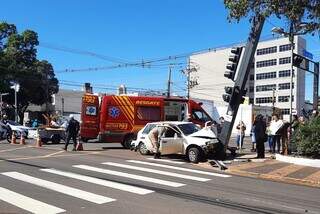 Carro atinge sem&aacute;foro no cruzamento da Av. Mato Grosso com 13 de Maio