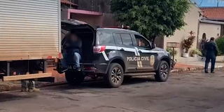 Momento em que Thiago foi preso por policiais da Denar (Delegacia Especializada de Repressão ao Narcotráfico) (Foto: reprodução vídeo / Dayene Paz)