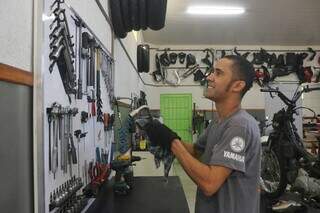 Rodrigo abriu há dois anos a oficina de motos no bairro Vila Santo Eugênio (Foto: Paulo Francis)