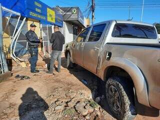 Caminhonete foi parar na calçada e atingiu grade de comércio (Foto: Genifer Valeriano)