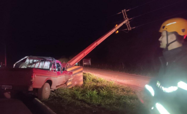 Caminhonete colide em poste de alta tens&atilde;o e duas pessoas ficam feridas