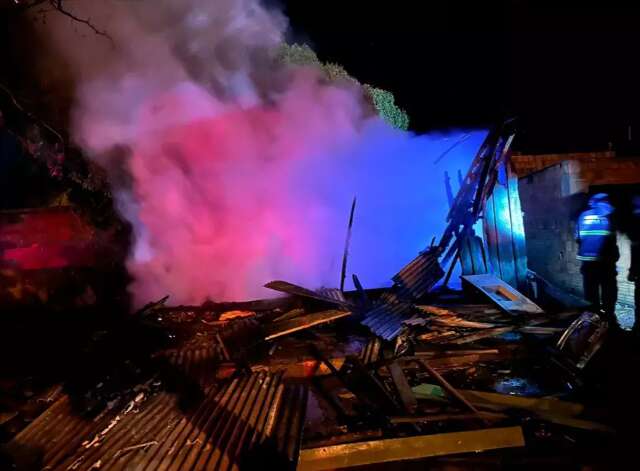 Inc&ecirc;ndio durante a madrugada destr&oacute;i casa de madeira em Ivinhema