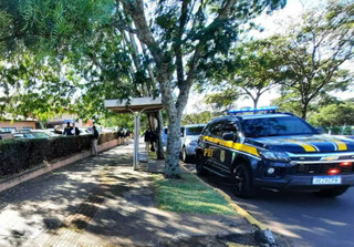 Agentes da PRF (Polícia Rodoviária Federal) uniformizados e à paisana em frente ao Novotel, na Avenida Mato Grosso. (Foto: Geniffer Valeriano)