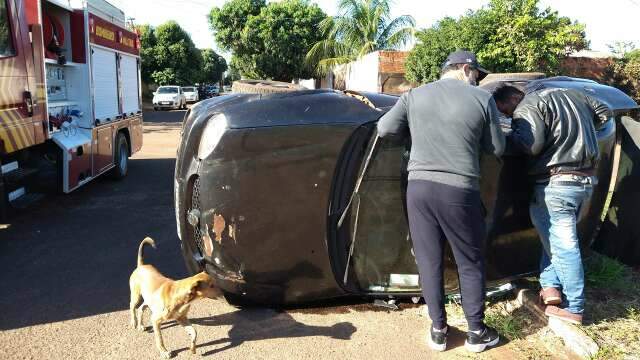 Carro fura a preferencial, colide em outro e tomba em cruzamento 