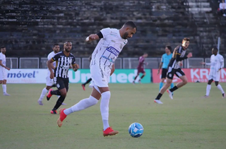 Jogadores disputam a posse da bola durante partida realizada em Limeira (SP). (Foto: Jota Produtor/Inter de Limeira)