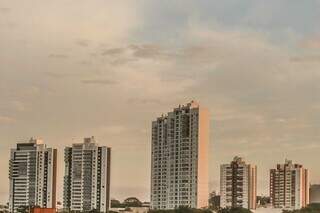 Amanhecer visto da região do Jardim do Estados, na capital sul-mato-grossense (Foto: Marcos Maluf) 