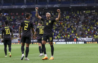 De preto, Brasil termina 1&ordm; tempo derrotando Sele&ccedil;&atilde;o da Guin&eacute; por 2 a 1