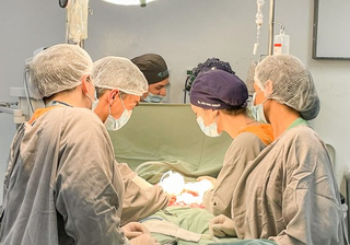 Equipe de médicos da Santa Casa durante captação de órgãos. (Foto: Reprodução/Santa Casa)