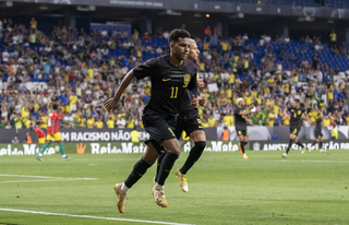 De preto, Brasil termina 1&ordm; tempo derrotando Sele&ccedil;&atilde;o da Guin&eacute; por 2 a 1