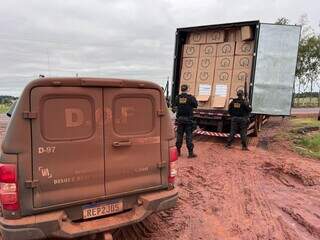 Policiais do DOF no local onde o caminhão foi encontrado abandonado (Foto: divugação / DOF) 