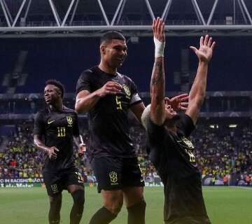 Com camisa preta e goleada de 4 a 1, Seleção Brasileira vence Guiné