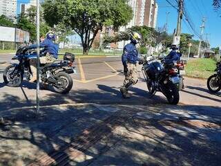 Agentes da PRF (Polícia Rodoviária Federal) em frente ao hotel. (Foto: Geniffer Valeriano)
