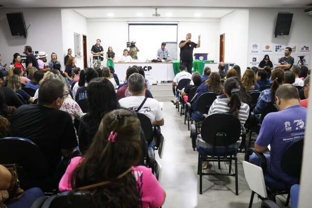 Professores aprovam contraproposta do piso do magist&eacute;rio parcelado