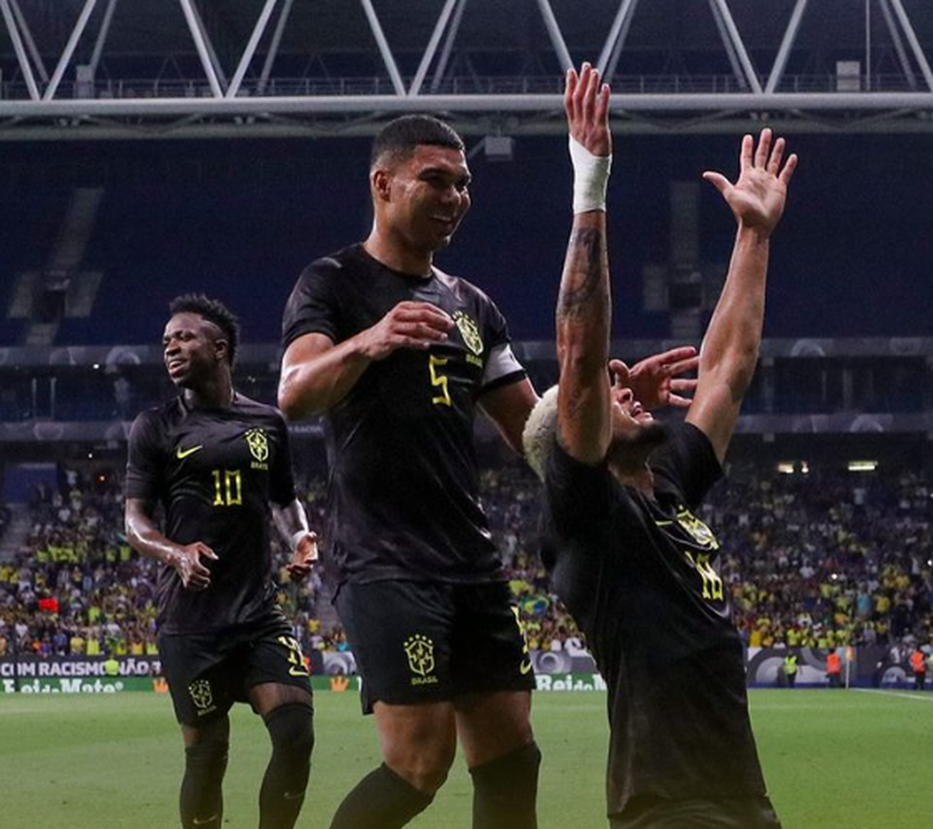 camisa preta e goleada de 4 a 1 Seleção Brasileira vence Guiné