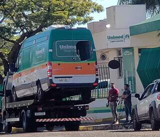 Ambulância envolvida no acidente com janela quebrada, em frente ao Hospital da Unimed em Campo Grande (Foto: Anahi Zurutuza)