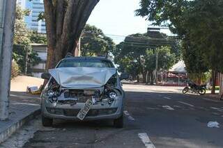 Carro, que provavelmente se envolveu em acidente, estacionado na via (Foto: Marcos Maluf)