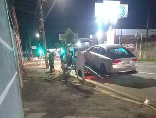 Senhora que se apresentou como proprietária do veículo solicitou o guincho para retirada do carro (Foto: Divulgação)