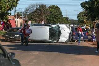 Fiesta faz a rotat&oacute;ria, bate em Gol parado e tomba no Jardim Centro-Oeste