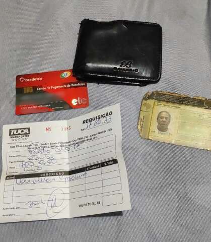 &quot;Faz falta na vida&quot;: diarista procura homem que perdeu carteira com R$ 1,5 mil