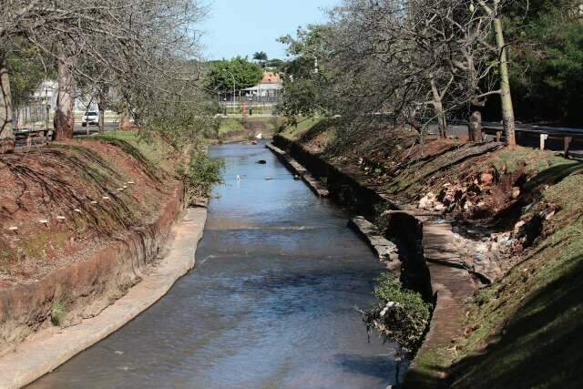 Eros&atilde;o corr&oacute;i margens do C&oacute;rrego Prosa e quase chega ao asfalto de avenidas