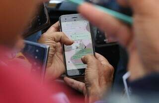 Durante entrevista na porta de delegacia, em outubro de 2022, Marquinhos Trad mostrou alguns diálogos em seu celular para a imprensa. (Foto: Paulo Francis/Arquivo)