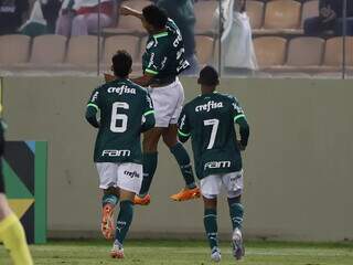 Jogadores comemoram lance de Luighi. (Foto: Fabio Menotti/Palmeiras)