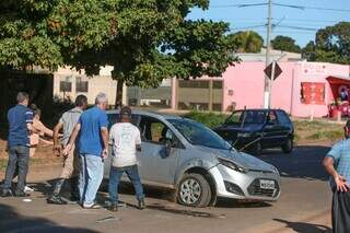 Fiesta faz a rotat&oacute;ria, bate em Gol parado e tomba no Jardim Centro-Oeste