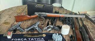Parte das armas encontradas com Angelo e Luiz Henrique. (Foto: 10º BPM/Divulgação)