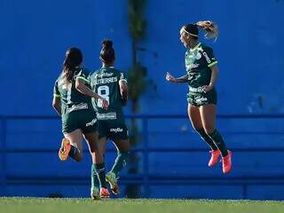 Jogadoras do Palmeiras comemoram gol marcado por Letícia Ferreira. (Foto: Mauro Horita/Staff Images/CBF)