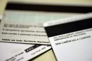 Cartões de plano de saúde empilhados em mesa. (Foto: Tânia Rego/Agência Brasil)