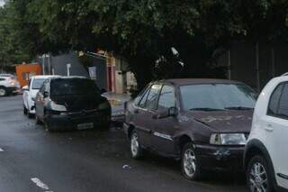 Carros estão com pneus furado e danos na lataria e bateria. (Foto: Antônio Bispo)