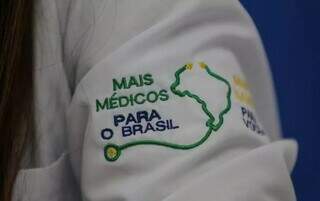 Jaleco com a logomarca do programa Mais Médicos. (Foto: Reprodução/Ministério da Saúde)