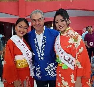 Reinald entre as princesas do concurso MIss Nikkei. (Foto: Reprodução)