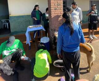 Alguns dos 23 colombianos que estão recebendo ajuda humanitária em Bela Vista. (Foto: Secretaria de Assistência Social)