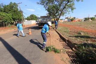 Trabalhadores contratados por meio do Proinc fazem limpeza em rua da Capital, em agosto de 2022. (Foto: Divulgação/PMCG)