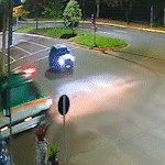 Vídeo mostra ambulância tombando após carro furar sinal 