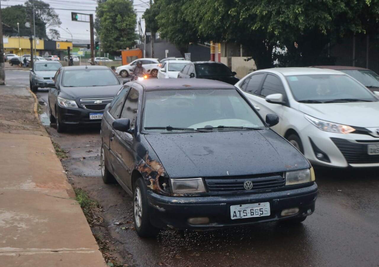 Vizinho fecha esquina com carretas e moradora reclama já bati meu carro -  Direto das Ruas - Campo Grande News