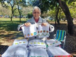 Aos 92 anos, Helena faz questão de levar os panos para a feira. (Foto: Aletheya Alves)