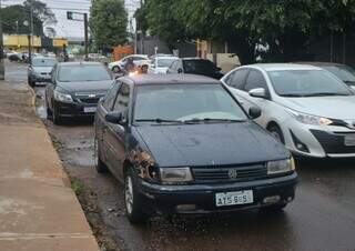 Veículo está com a lateral amassada após uma batida, segundo o proprietário. (Foto: Antônio Bispo)